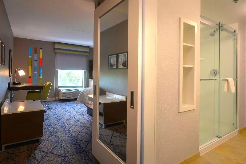 キングサイズベッドのデラックスルーム, Hampton Inn & Suites Atlsix Flags
