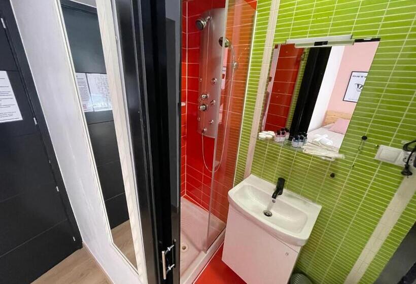 اتاق استاندارد سه نفره, Operas