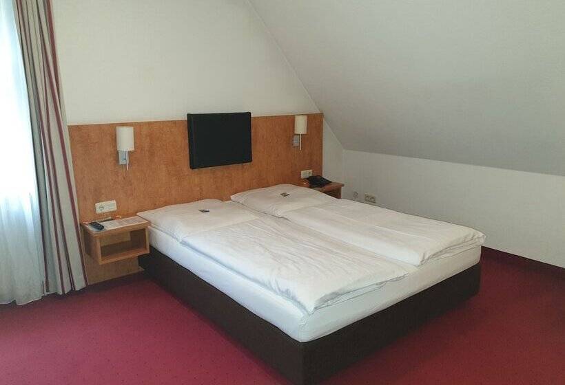 标准三人间, Neuwirtshaus