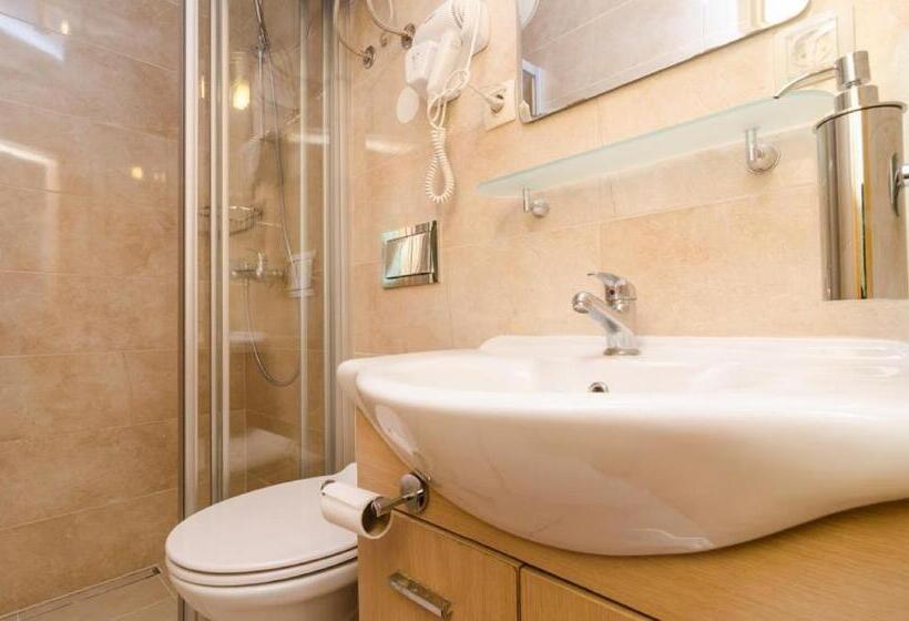 اتاق استاندارد, Eddie's Sea View Rooms Old Town