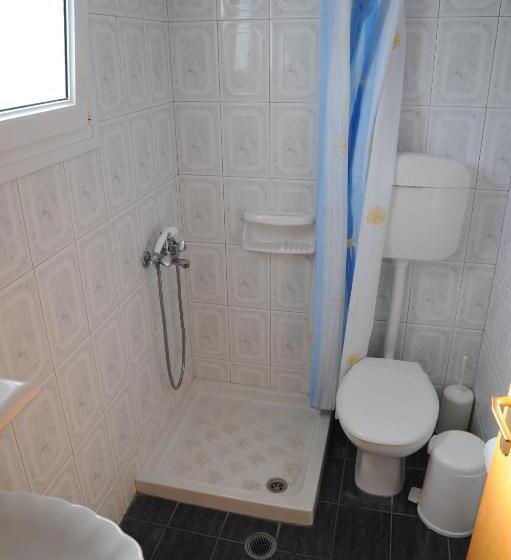 חדר סטנדרט לשלושה, Anna Zisimos