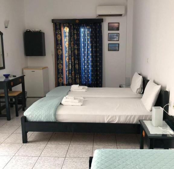 חדר סטנדרט לשלושה, Anna Zisimos