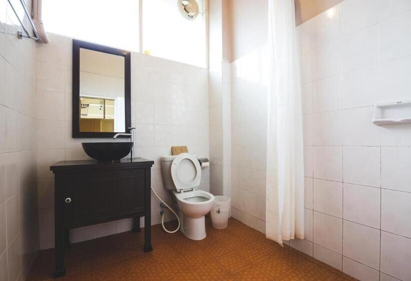 اتاق استاندارد سه نفره, Feung Nakorn Balcony Rooms And Cafe