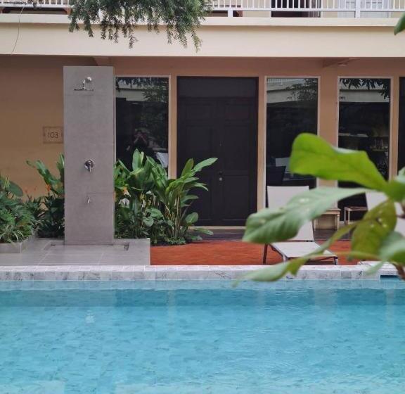 سوییت, Feung Nakorn Balcony Rooms And Cafe