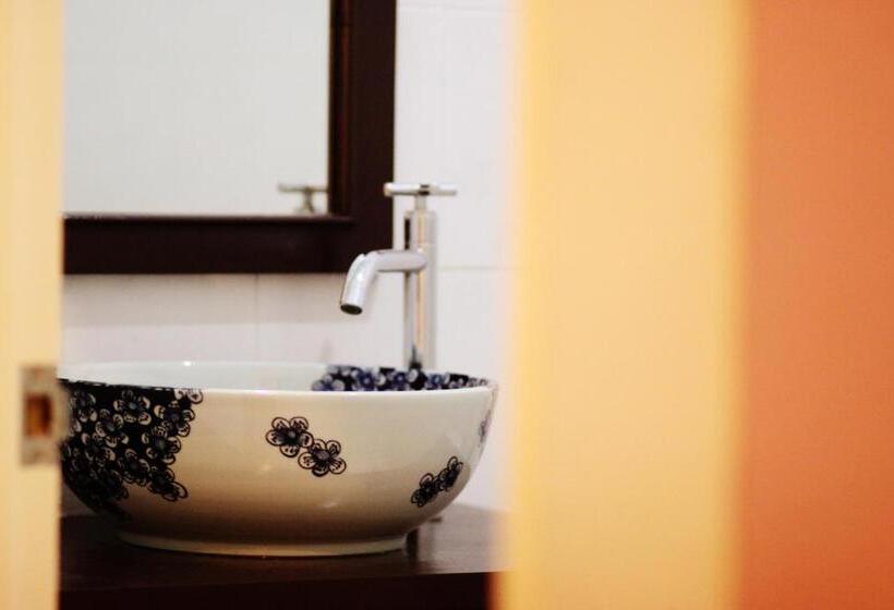 Economy Quadruple Room, Feung Nakorn Balcony Rooms And Cafe