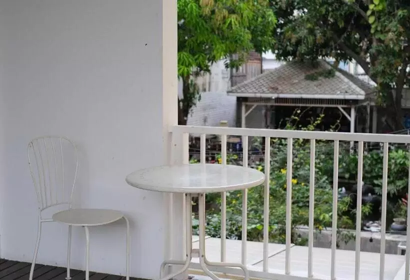 آپارتمان 2 خوابه, Feung Nakorn Balcony Rooms And Cafe