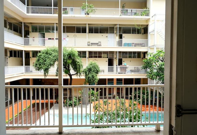Economy Quadruple Room, Feung Nakorn Balcony Rooms And Cafe