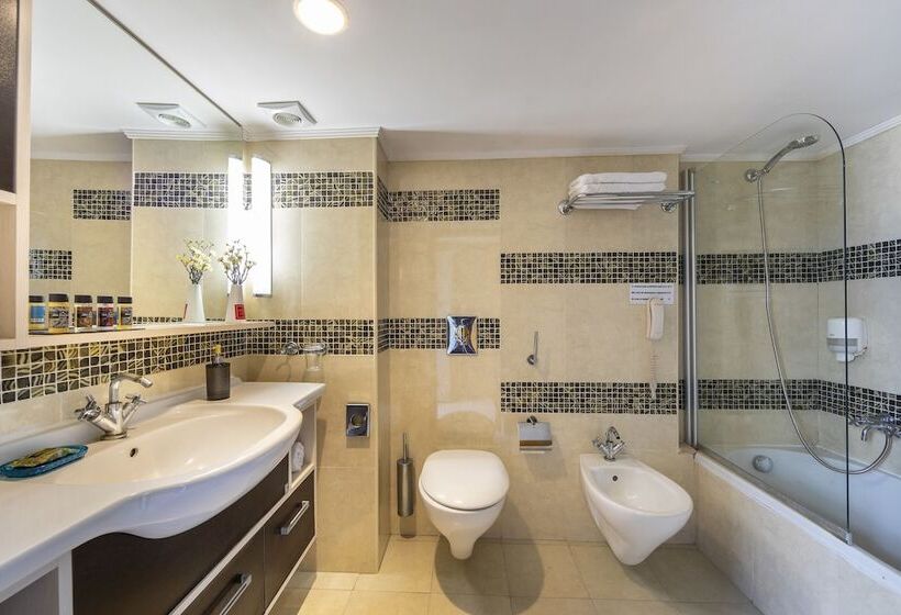 غرفة عائلية مطلّة علي حمام السباحة, Leonardo Kolymbia Resort Rhodes