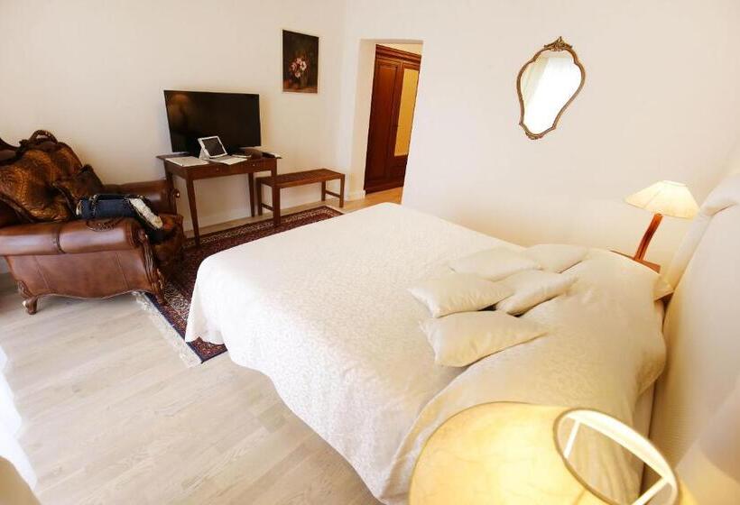 سوییت با چشم‌انداز دریا, Villa Triana Adults Only
