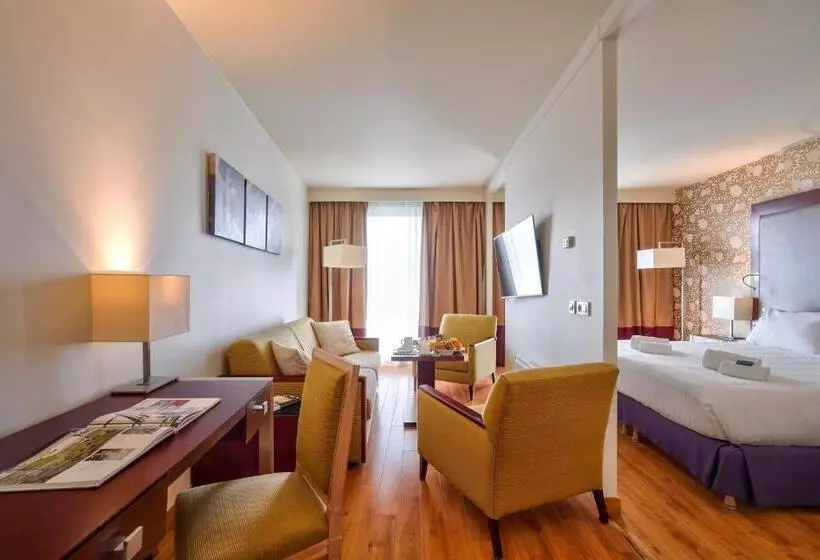 استودیوی لوکس, Clarion Paris Cdg Airport