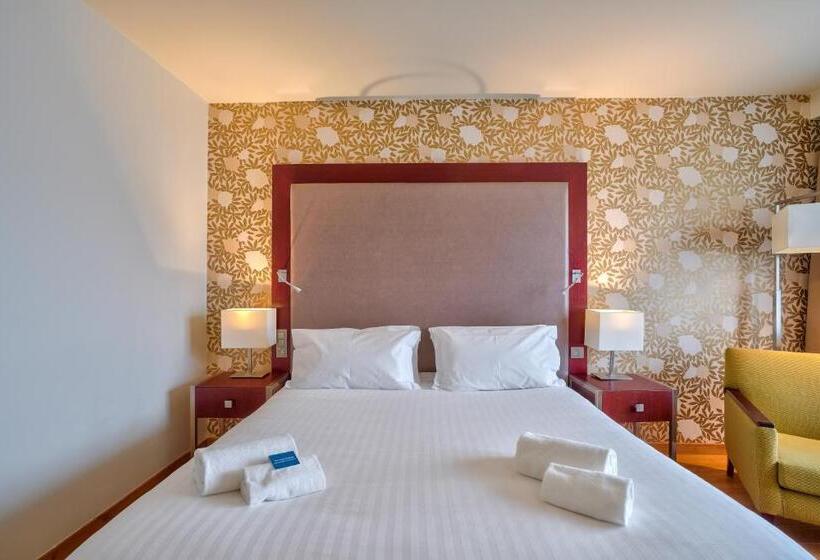 جناح, Clarion Paris Cdg Airport