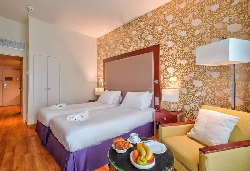 استودیوی استاندارد, Clarion Paris Cdg Airport