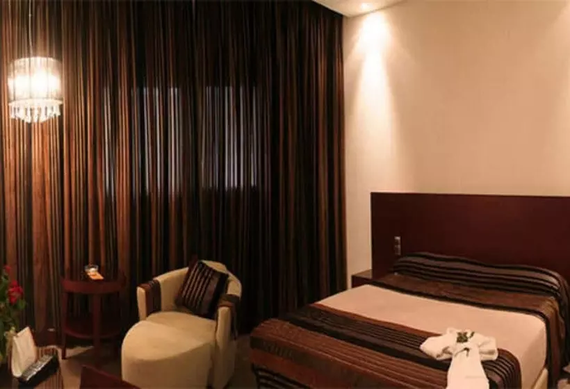 اتاق کلاب, Eden Phoenix