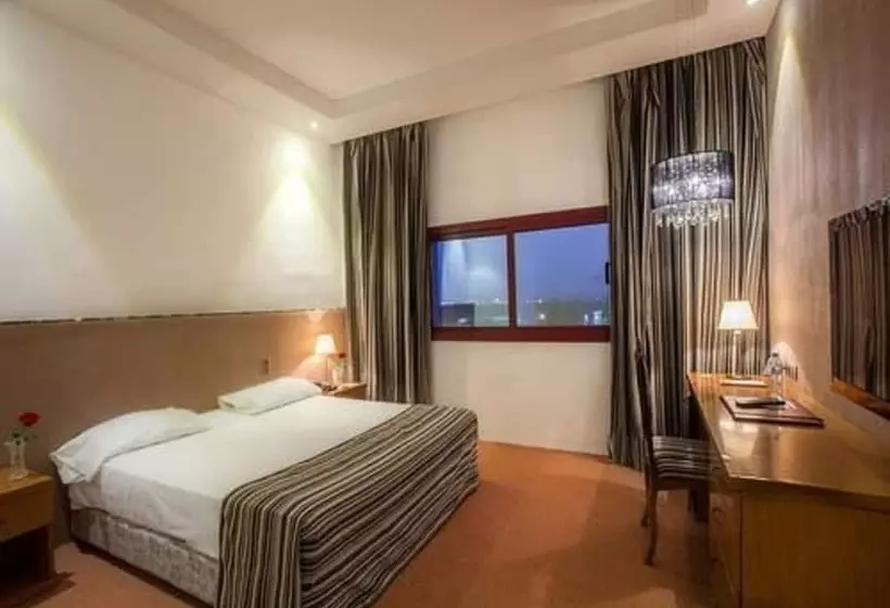اتاق کلاب, Eden Phoenix