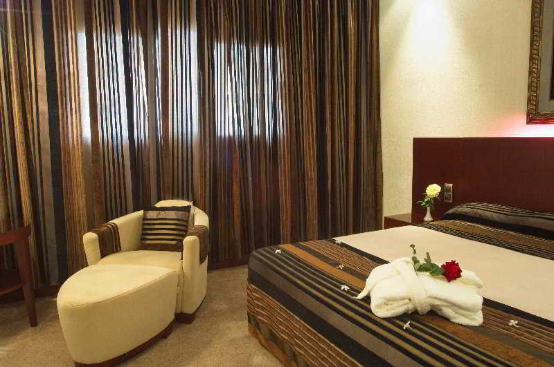 اتاق استاندارد, Eden Phoenix