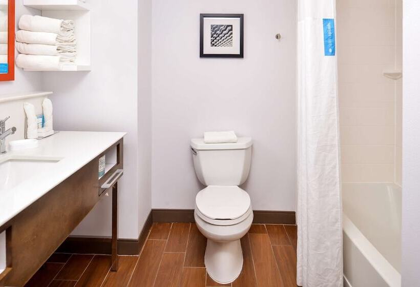 جناح, Hampton Inn Emporia