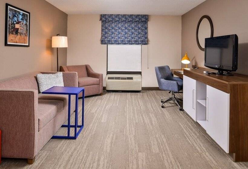 جناح, Hampton Inn Emporia