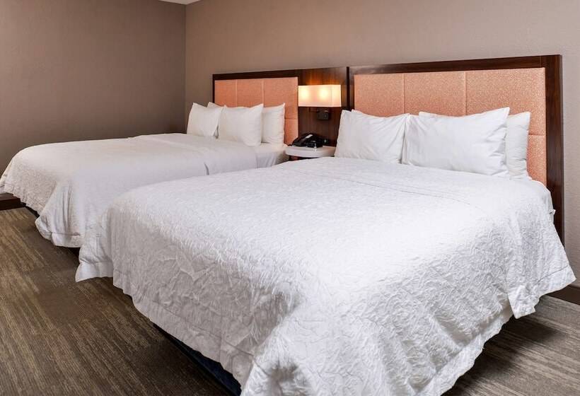 جناح, Hampton Inn Emporia