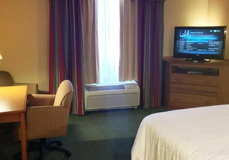 キングサイズベッドのスタンダードルーム, Hampton Inn Haysnorth Of I70
