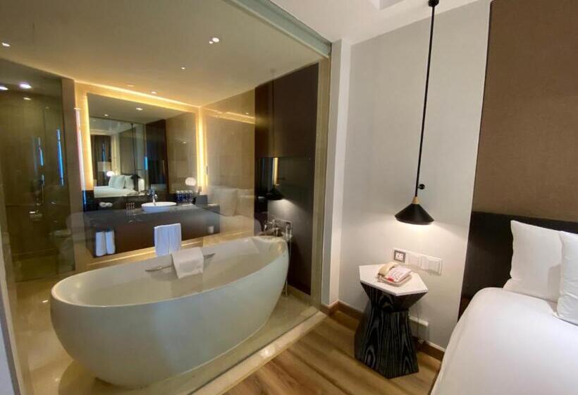 سوئیت کلاب, Sheraton Hanoi West