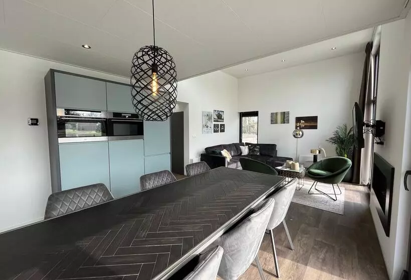 سوییت جونیور با چشم‌انداز استخر, Lux Belle Mare Resort & Villas