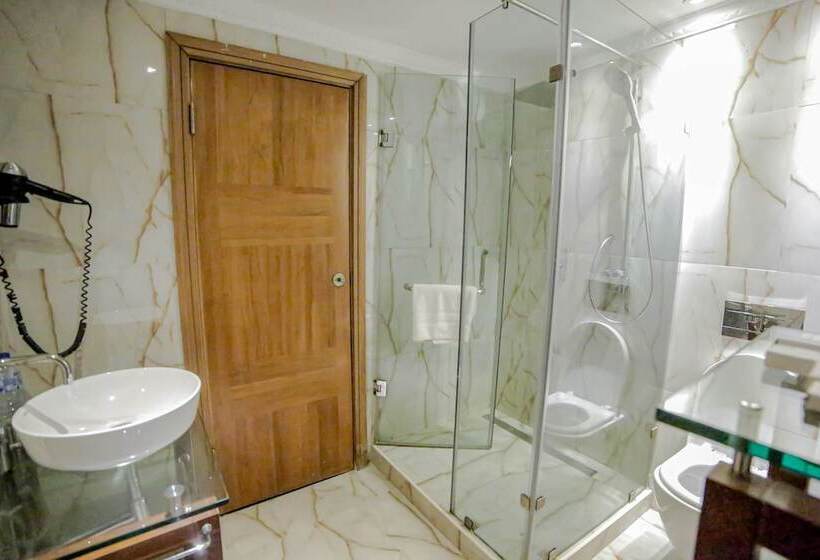 سوییت لوکس, Victoria Crown Plaza