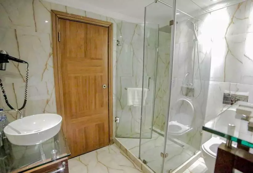 سوییت لوکس, Victoria Crown Plaza
