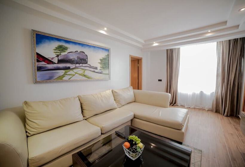 سوییت لوکس, Victoria Crown Plaza