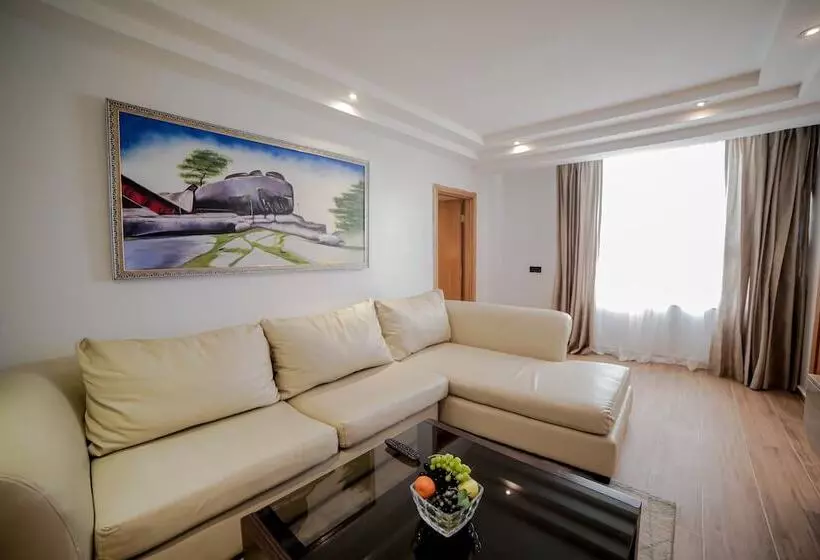 سوییت لوکس, Victoria Crown Plaza