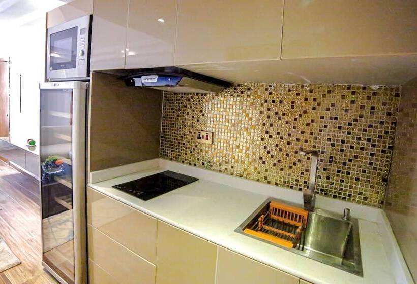 سوییت لوکس, Victoria Crown Plaza