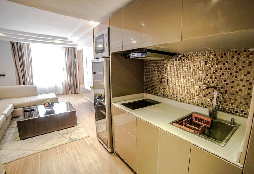 سوییت لوکس, Victoria Crown Plaza