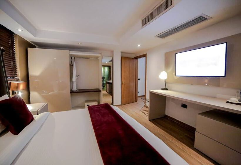 سوییت لوکس, Victoria Crown Plaza