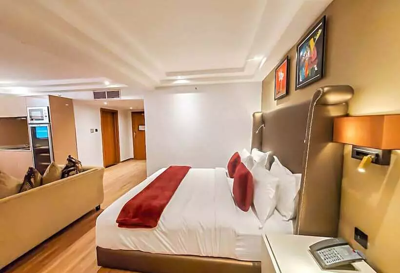 استودیوی استاندارد, Victoria Crown Plaza