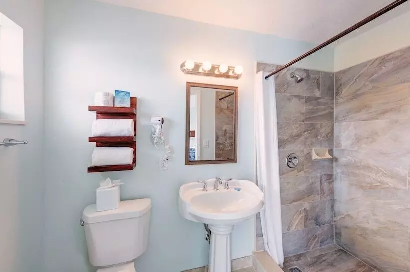 キングサイズベッドのスタンダードルーム, Creekside Inn Islamorada