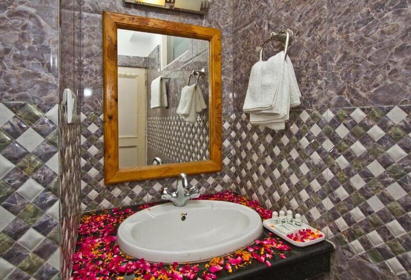 اتاق لوکس, New Harmony Inn