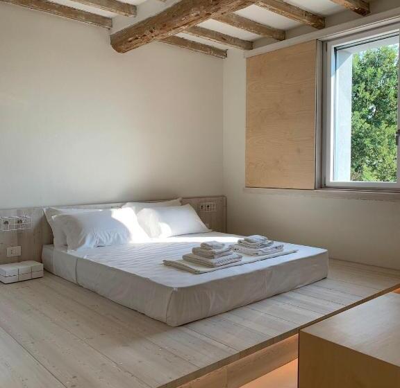 غرفة قياسية ثلاثية مطلة علي حمام السباحة, La Pervinca  Ospitalita, Natura, Cura