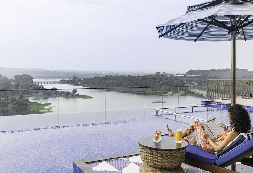 Номер Deluxe, Taj Lakefront Bhopal