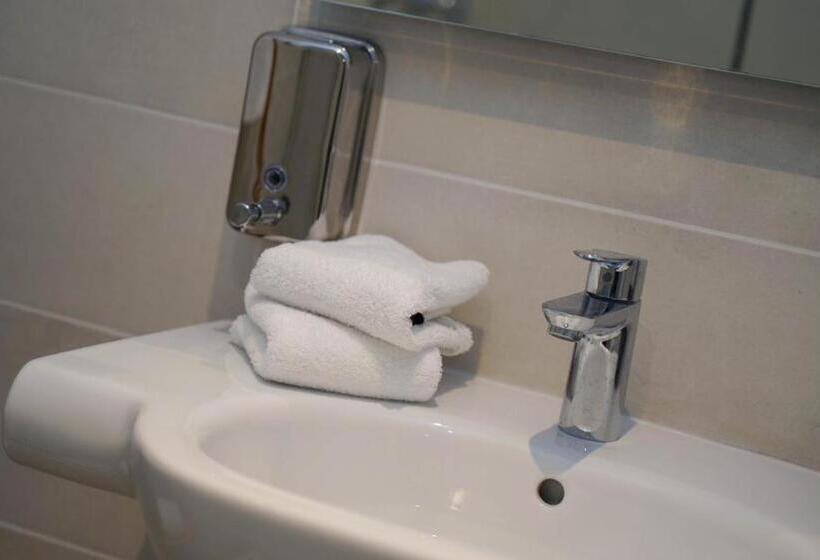 اتاق استاندارد یک نفره, Guest House Capital Inn