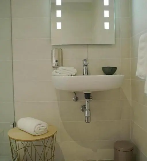 اتاق استاندارد یک نفره, Guest House Capital Inn