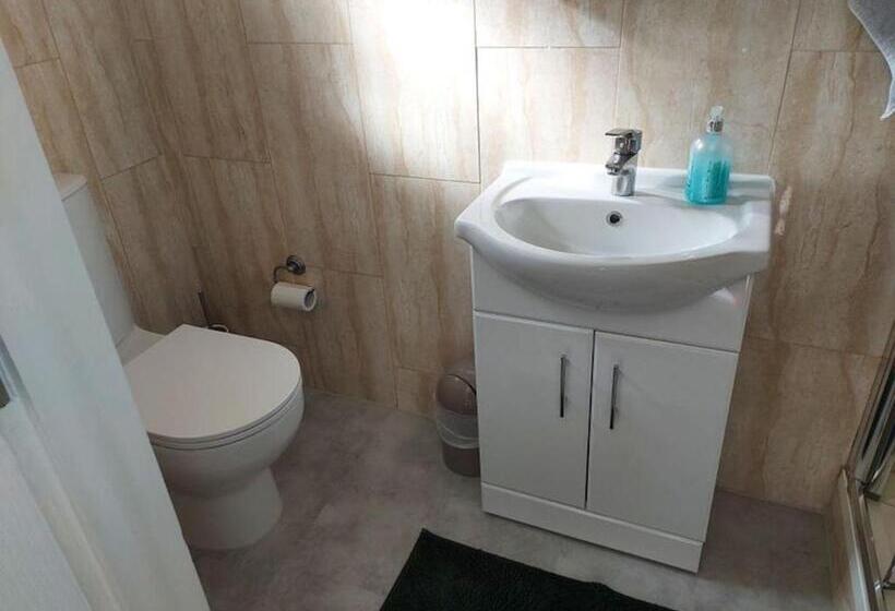 Номер Стандарт Трехместный, Room In Guest Room   Family Room With Private Bathroom