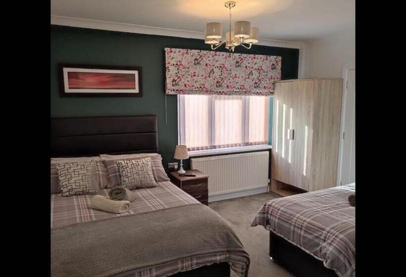 חדר סטנדרט לשלושה, Room In Guest Room   Family Room With Private Bathroom