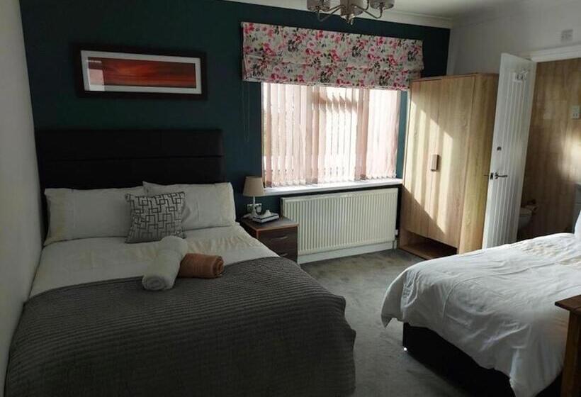 Номер Стандарт Трехместный, Room In Guest Room   Family Room With Private Bathroom