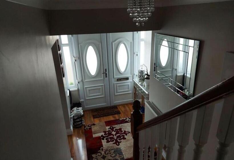 חדר סטנדרט לשלושה, Room In Guest Room   Family Room With Private Bathroom