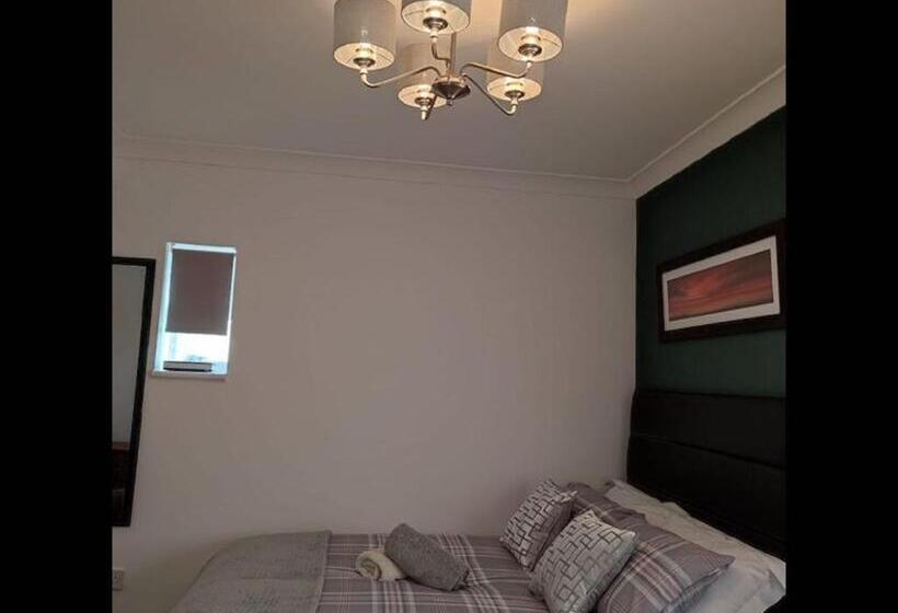 חדר סטנדרט לשלושה, Room In Guest Room   Family Room With Private Bathroom