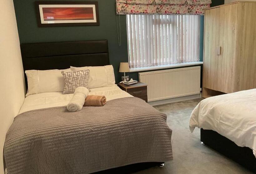 חדר סטנדרט לשלושה, Room In Guest Room   Family Room With Private Bathroom