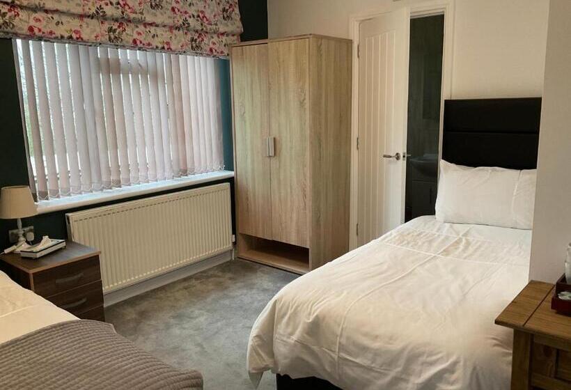 חדר סטנדרט לשלושה, Room In Guest Room   Family Room With Private Bathroom