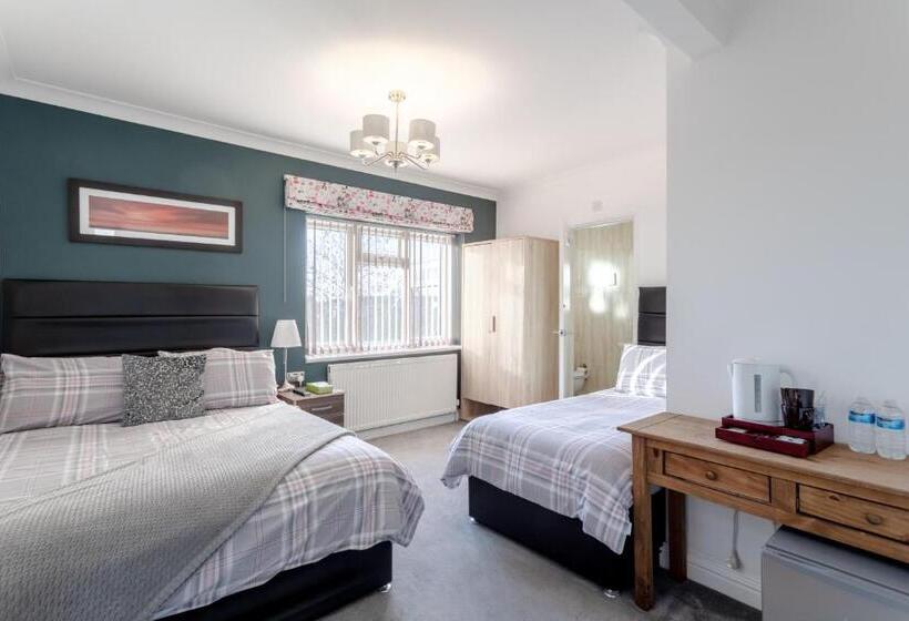Номер Стандарт Трехместный, Room In Guest Room   Family Room With Private Bathroom