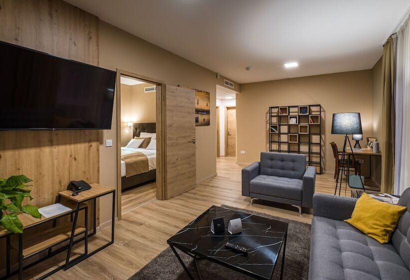 סוויטת סופריור, Kistucsok Food & Room