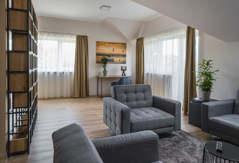 סוויטה דלוקס, Kistucsok Food & Room