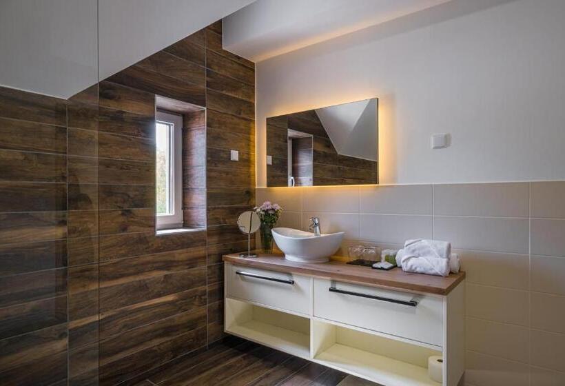 סוויטה דלוקס, Kistucsok Food & Room